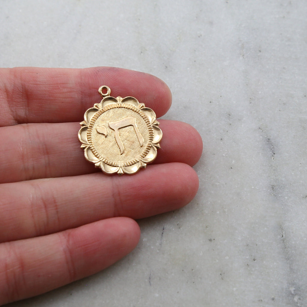 25mmx21mm 14K Gold Filled Large Chai Scalloped Edged Decorative Edge Round