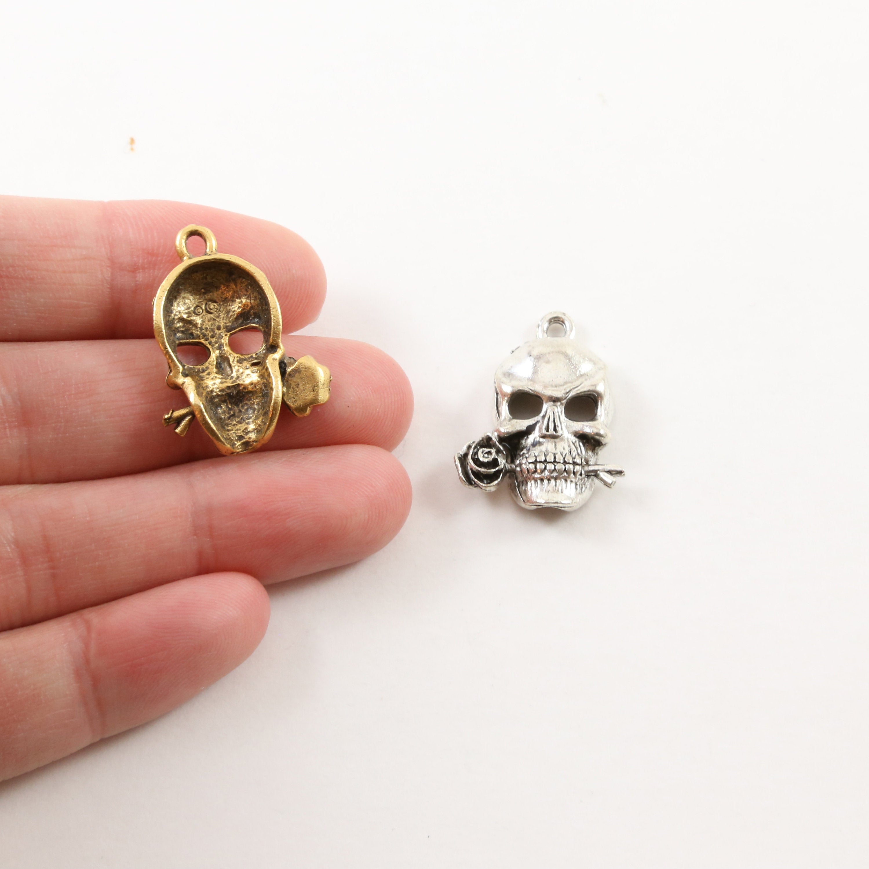 24mmx18mm Pewter Rose in Mouth Punk Pirate Skull Charm Pendant Halloween